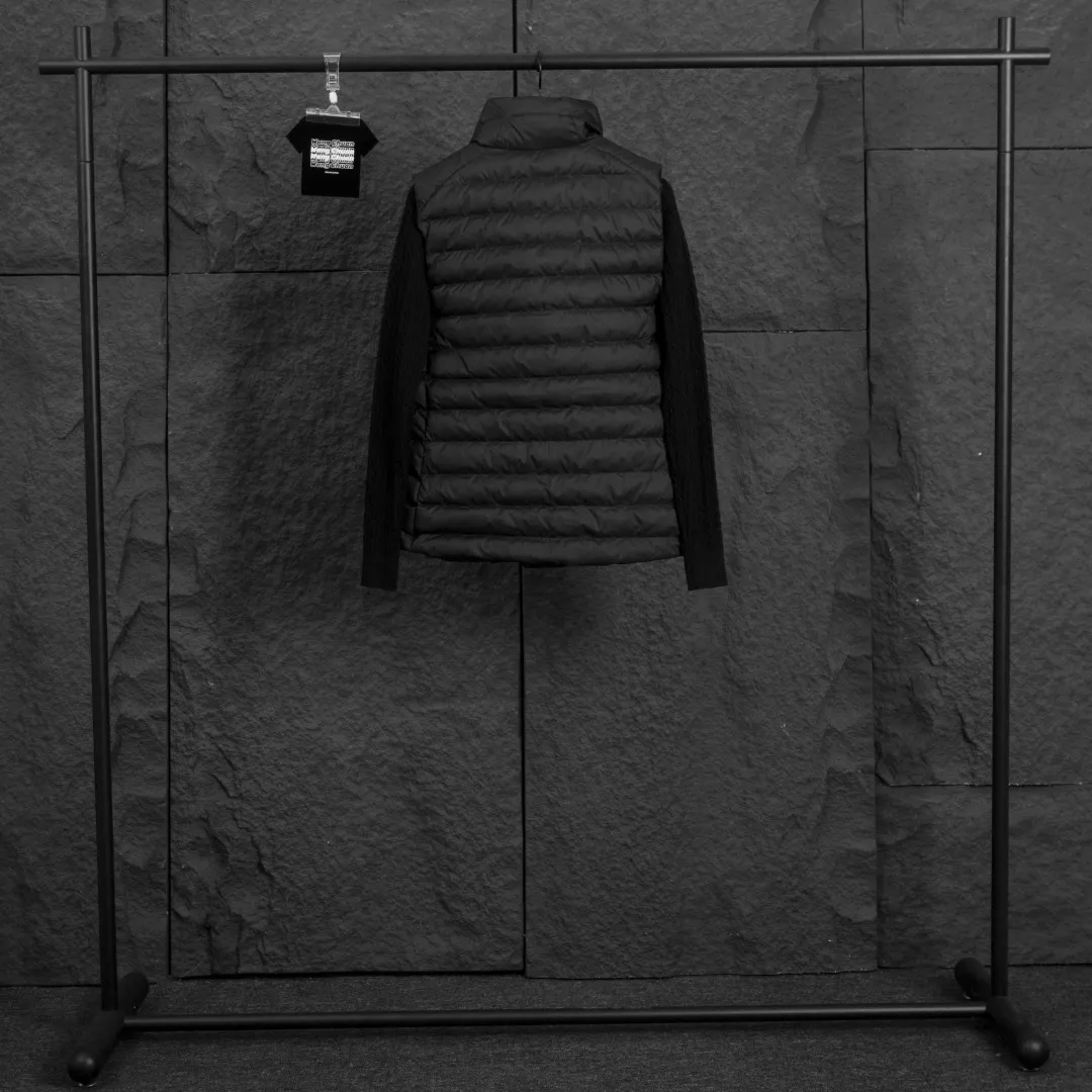 P340 Actual Photos [Popular in Winter] Style No.: 25125# Color: Black/Navy Blue/Almond Size: S-XL - Ralph Lauren/Ralph Lauren 2025FW Popular Winter Item Stand Collar Three-Zip Couple Style Rib Down Vest Vest - Craftsmanship 400T diamond-proof nylon on the face Grid down filling inside 400T high-density gallbladder isolation - Correct slightly waisted version on both sides The placket is made of cotton webbing and has double zipper pockets on both sides - RL's hottest vest this year. Out of stock at counters. A treasure item with a winter atmosphere. It comes in three basic colors. It can be worn by both men and women, especially the creamy white with a warm red feel. Comes with a beauty filter, which girls love. The overall fluffiness is just right. It is light and not bloated. It is very chill. It can enhance the overall fashion sense whether worn outside or inside.